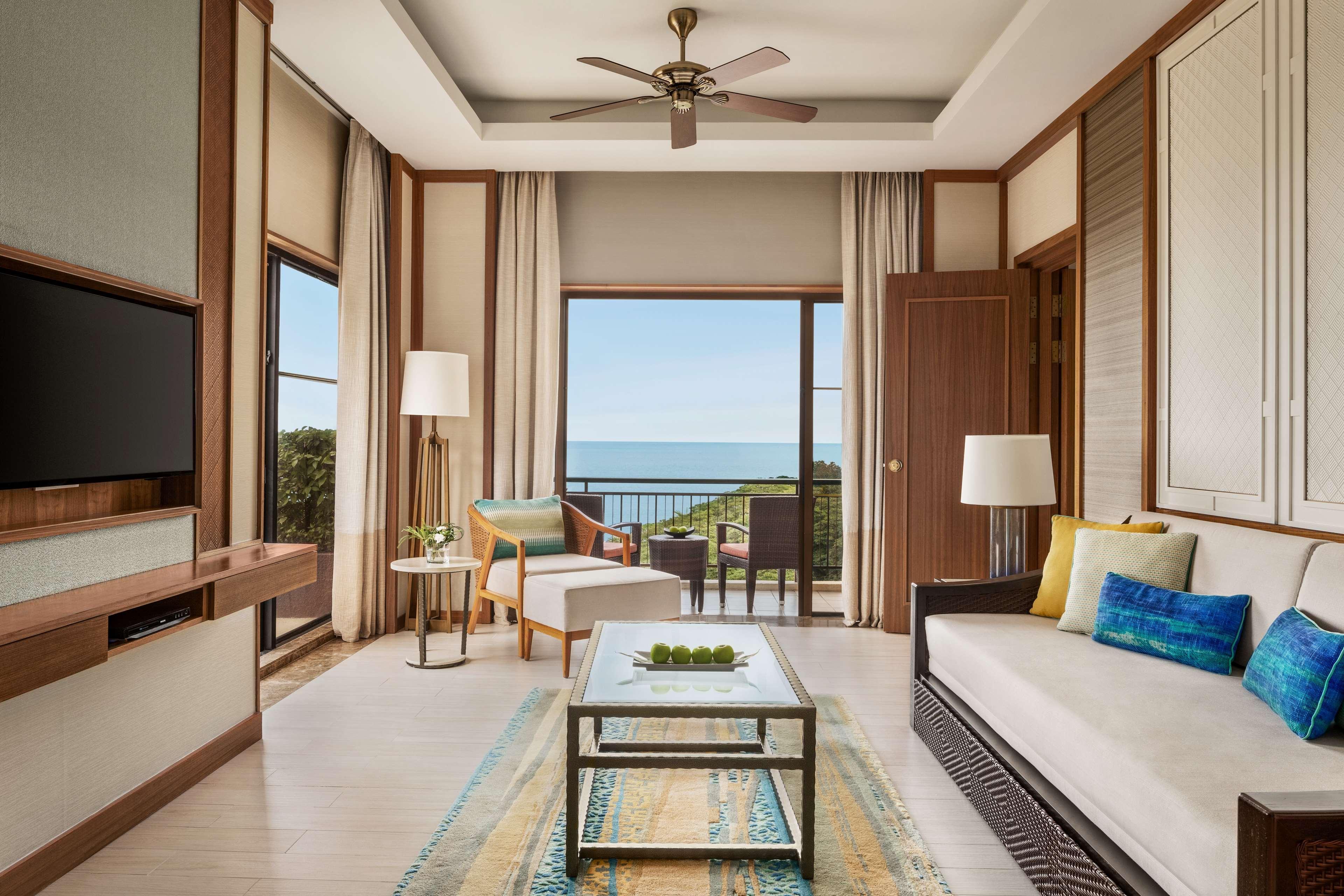 Shangri-La Rasa Sayang, Penang باتو فيرينغي المظهر الخارجي الصورة A living room at the Westin Maldives