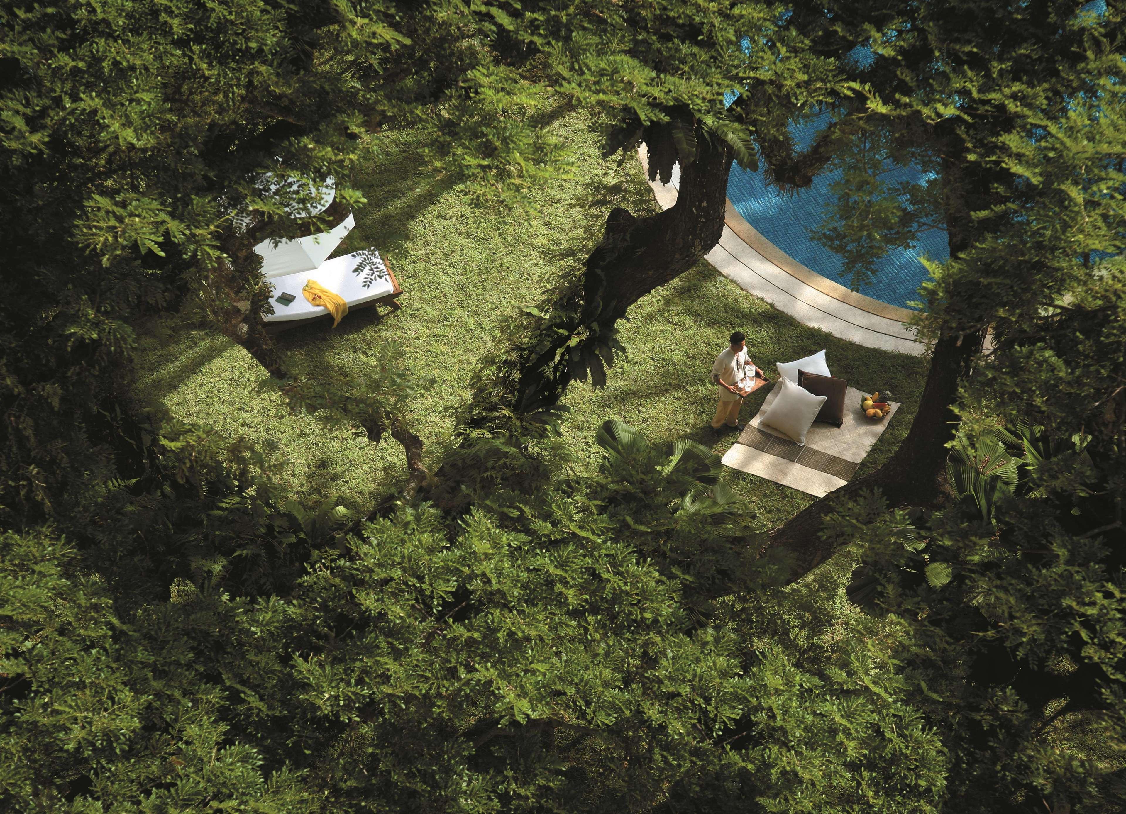 Shangri-La Rasa Sayang, Penang باتو فيرينغي المظهر الخارجي الصورة The pool at the home of the American ambassador to the United States, 2008