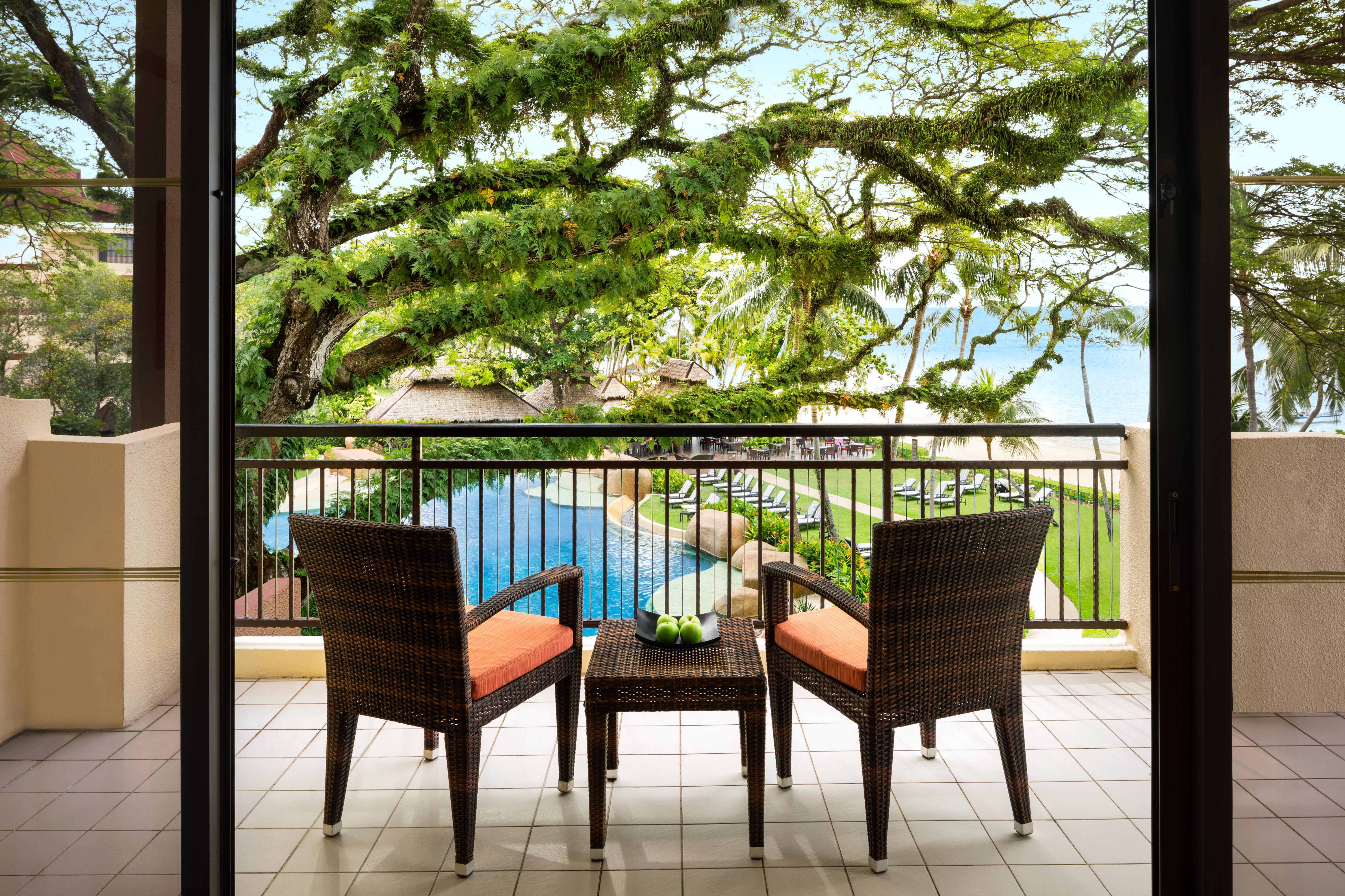 Shangri-La Rasa Sayang, Penang باتو فيرينغي المظهر الخارجي الصورة A view of the pool from a guest room
