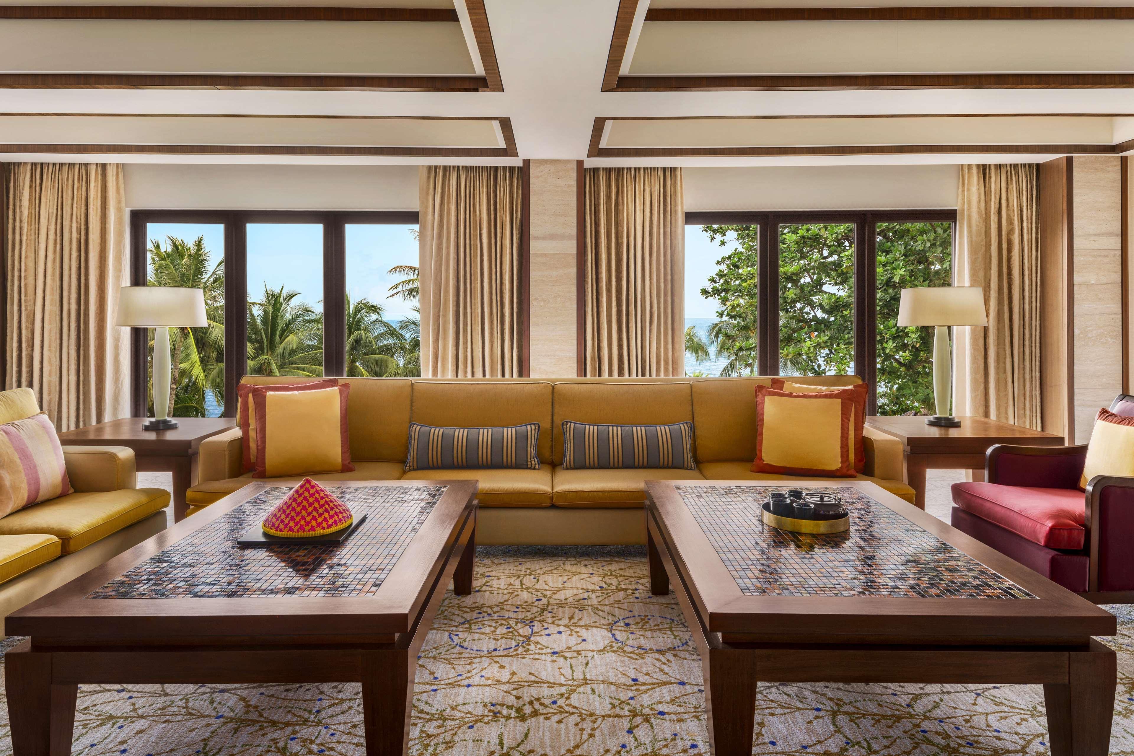 Shangri-La Rasa Sayang, Penang باتو فيرينغي المظهر الخارجي الصورة The living room of a suite at the Westin Maldives