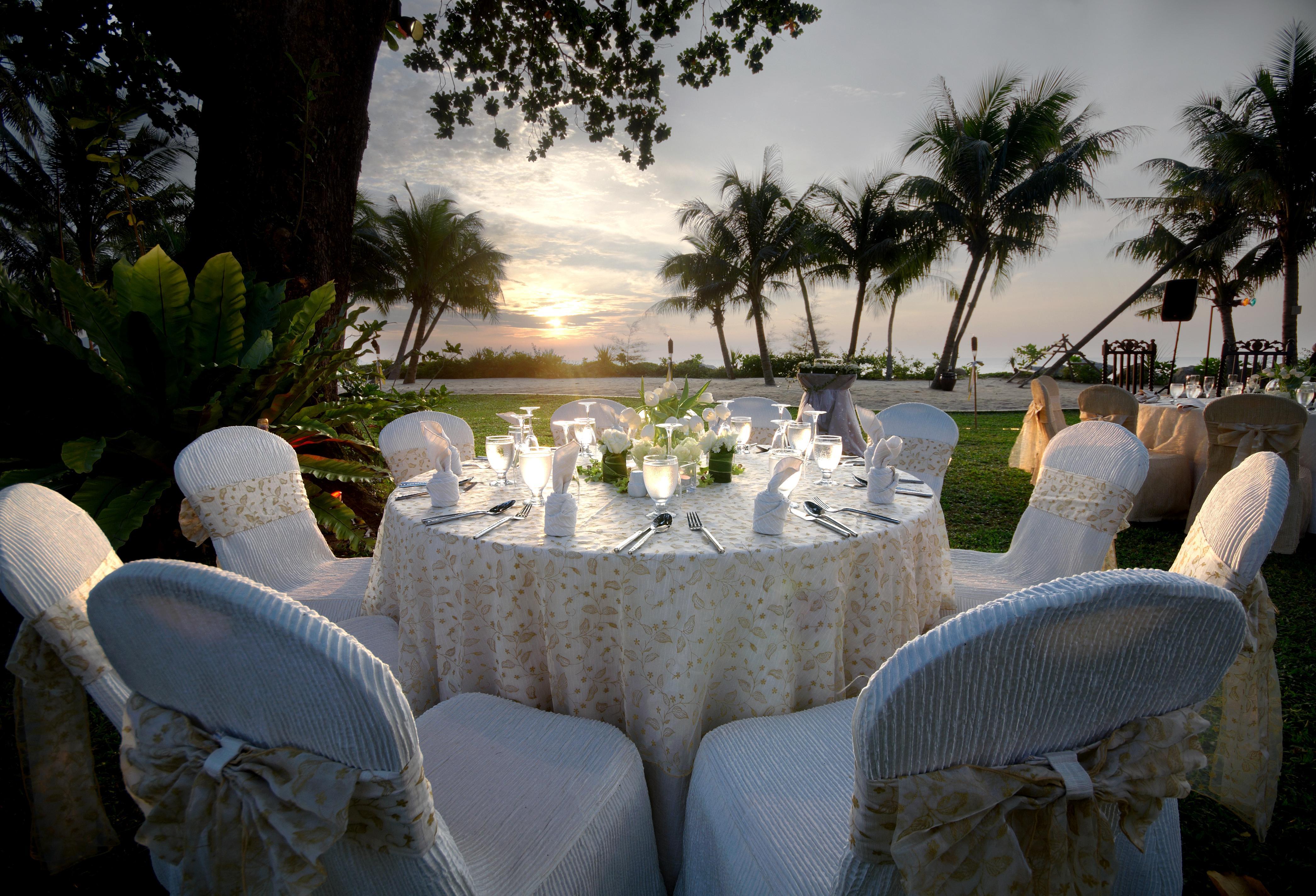 Shangri-La Rasa Sayang, Penang باتو فيرينغي المظهر الخارجي الصورة A wedding reception at Shangri-La Rasa Sentosa Resort, Singapore