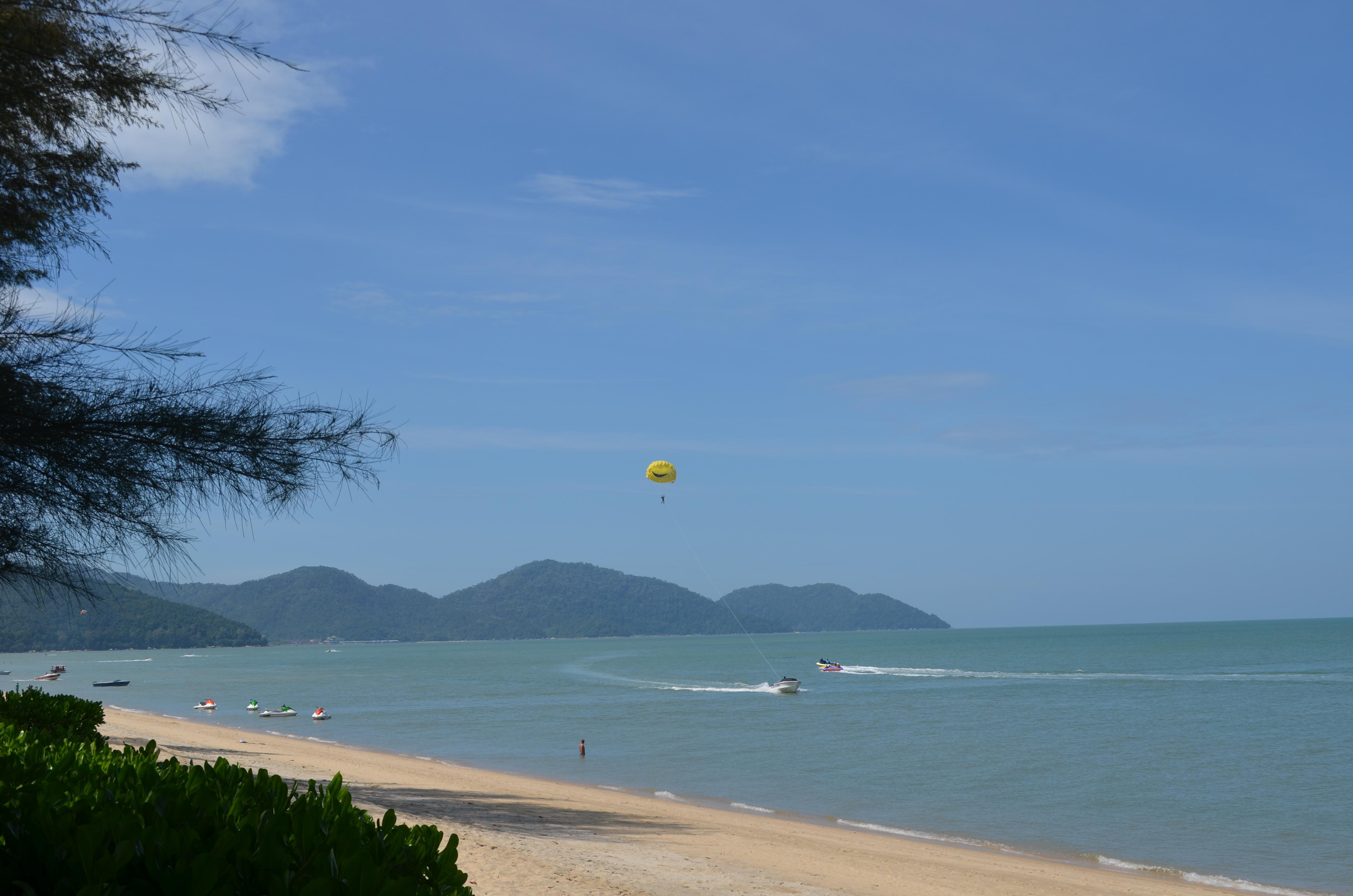 Shangri-La Rasa Sayang, Penang باتو فيرينغي المظهر الخارجي الصورة Parachute at Hua Hin Beach
